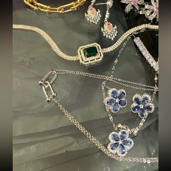 Gorgeous silver interlocking loop pendant necklace - Picture 9 of 9